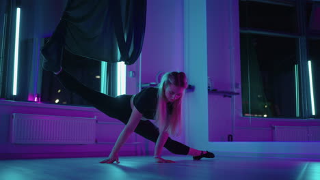 Frau-Streckt-Beine-In-Split-Position-Im-Yoga-Kurs-Und-Benutzt-Hängematte-Für-Fly-Yoga